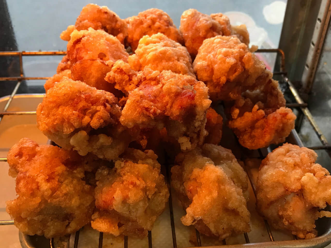 自家製だれに漬け込み、こんがり揚げたもも肉の唐揚げ